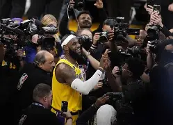 澳门新葡京官网_湖人末节崩盘，詹姆斯体能受考验