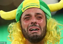 竞技场上情绪高涨！球迷期待看好戏(路人王极限竞技场)