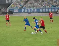 竞技场上情绪高涨！球迷期待看好戏(路人王极限竞技场)